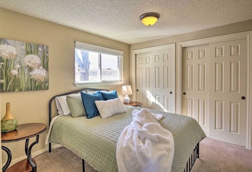 Farmhouse W/ Game Room, 1 Mi To Lake Lowell!