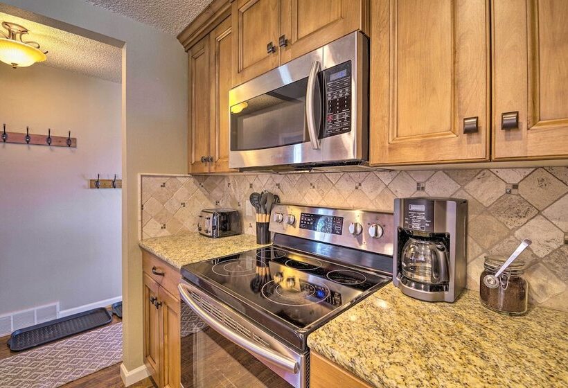 Farmhouse W/ Game Room, 1 Mi To Lake Lowell!