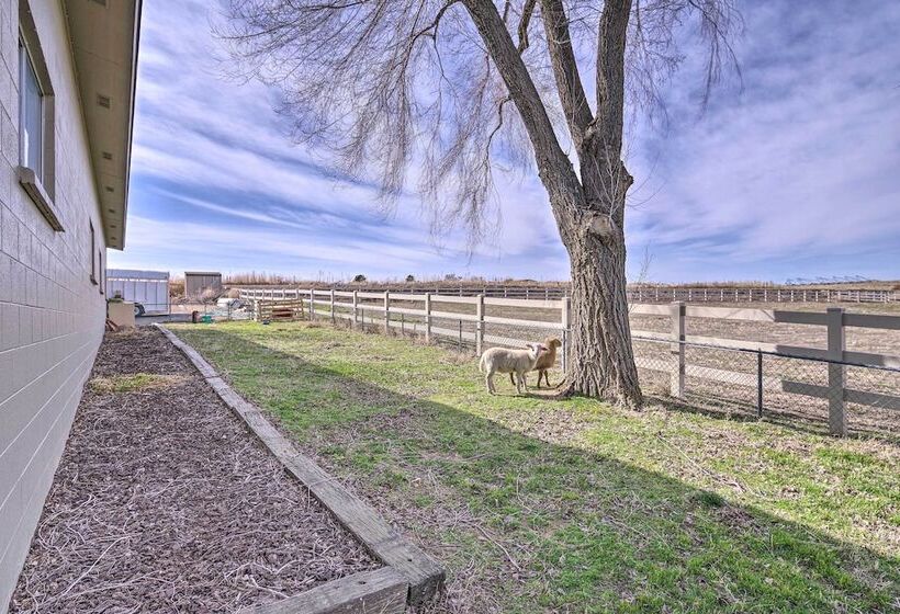 Farmhouse W/ Game Room, 1 Mi To Lake Lowell!