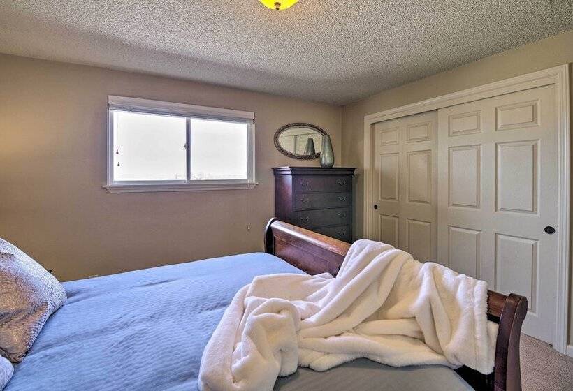 Farmhouse W/ Game Room, 1 Mi To Lake Lowell!