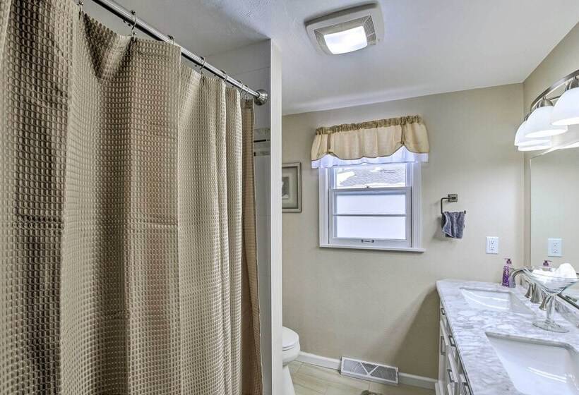 Green Bay Home: 3 Blocks To Lambeau Field!