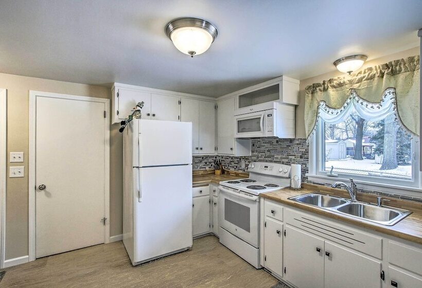 Green Bay Home: 3 Blocks To Lambeau Field!