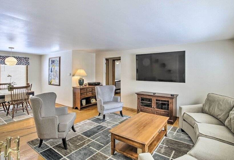 Green Bay Home: 3 Blocks To Lambeau Field!