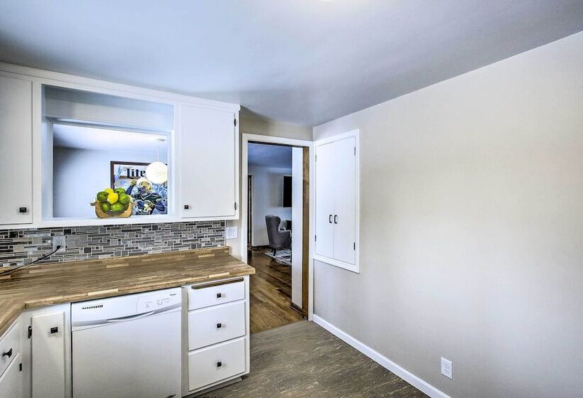 Green Bay Home: 3 Blocks To Lambeau Field!