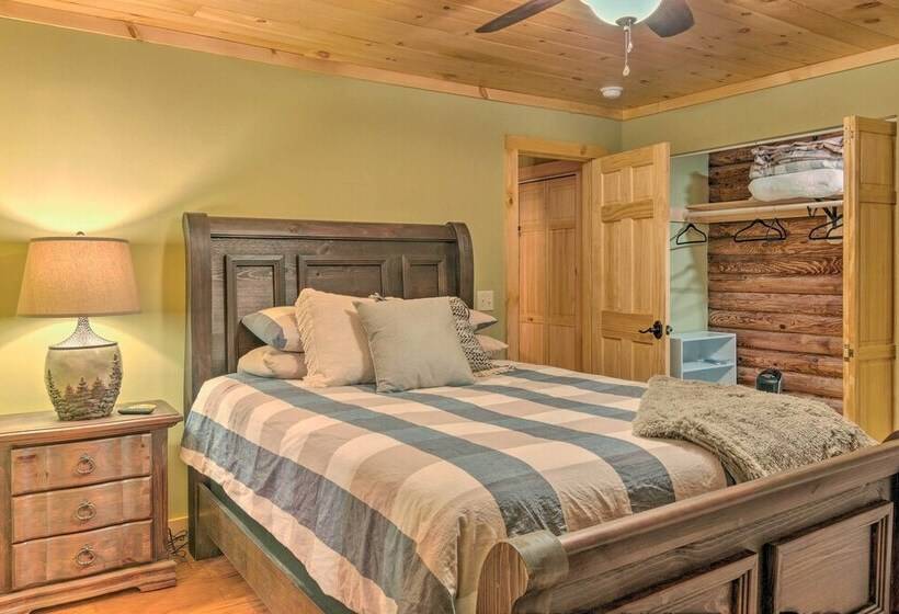 Hendersonville Cabin W/ Deck & Mountain Views