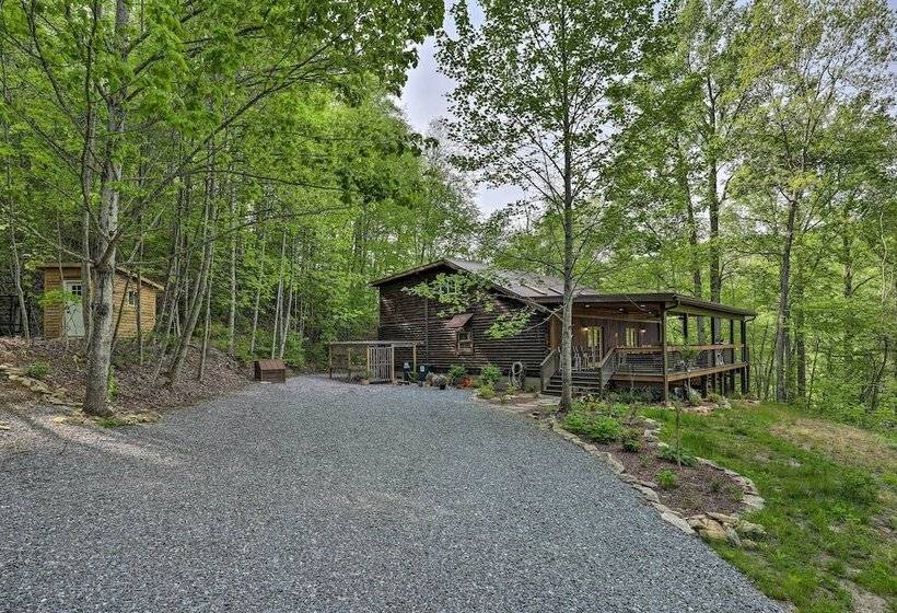 Hendersonville Cabin W/ Deck & Mountain Views