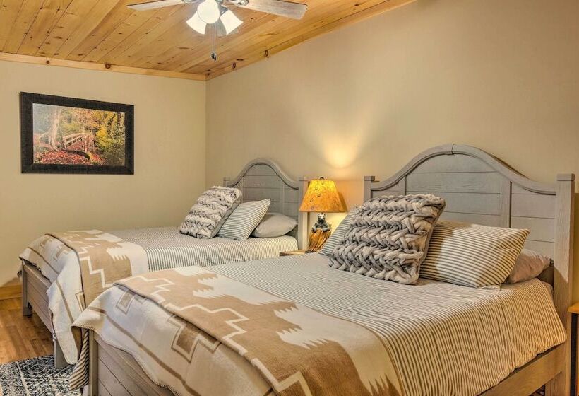 Hendersonville Cabin W/ Deck & Mountain Views