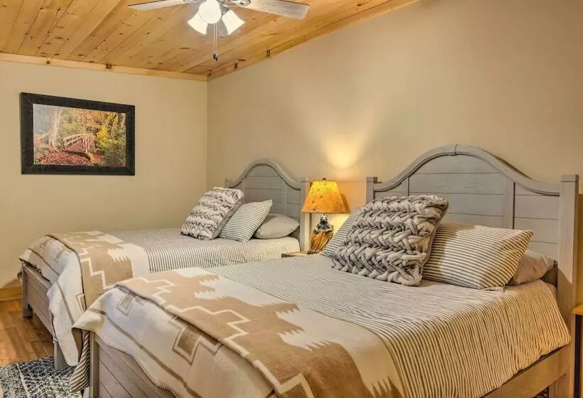 Hendersonville Cabin W/ Deck & Mountain Views