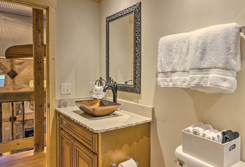 Hendersonville Cabin W/ Deck & Mountain Views