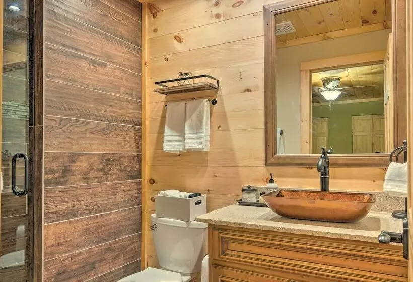 Hendersonville Cabin W/ Deck & Mountain Views