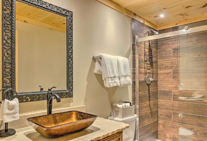 Hendersonville Cabin W/ Deck & Mountain Views