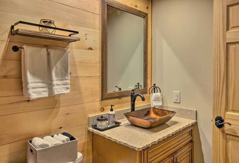 Hendersonville Cabin W/ Deck & Mountain Views