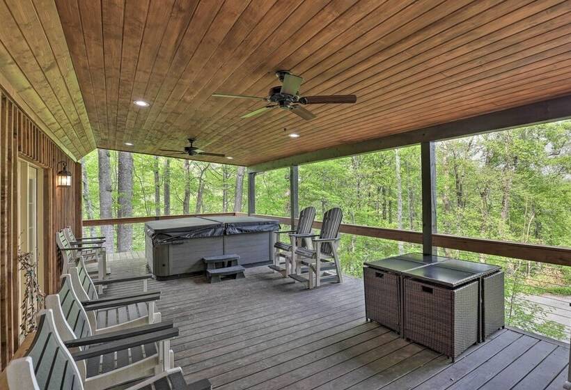 Hendersonville Cabin W/ Deck & Mountain Views