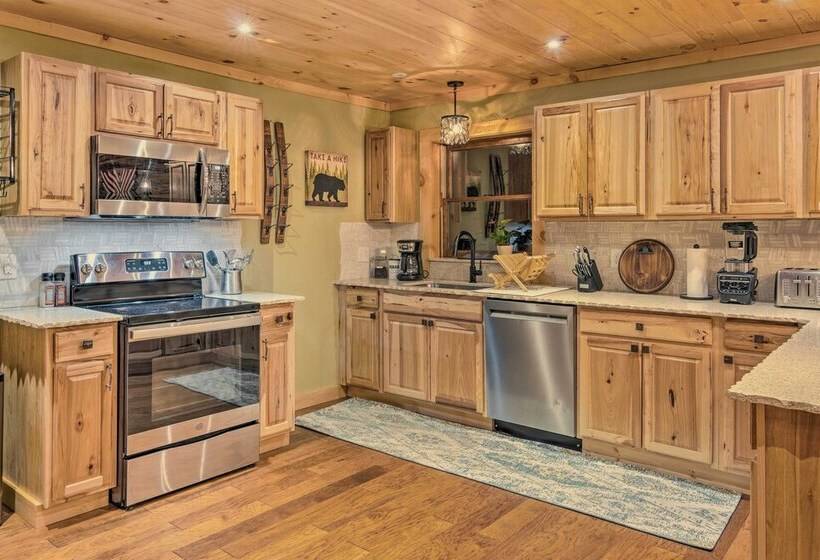 Hendersonville Cabin W/ Deck & Mountain Views