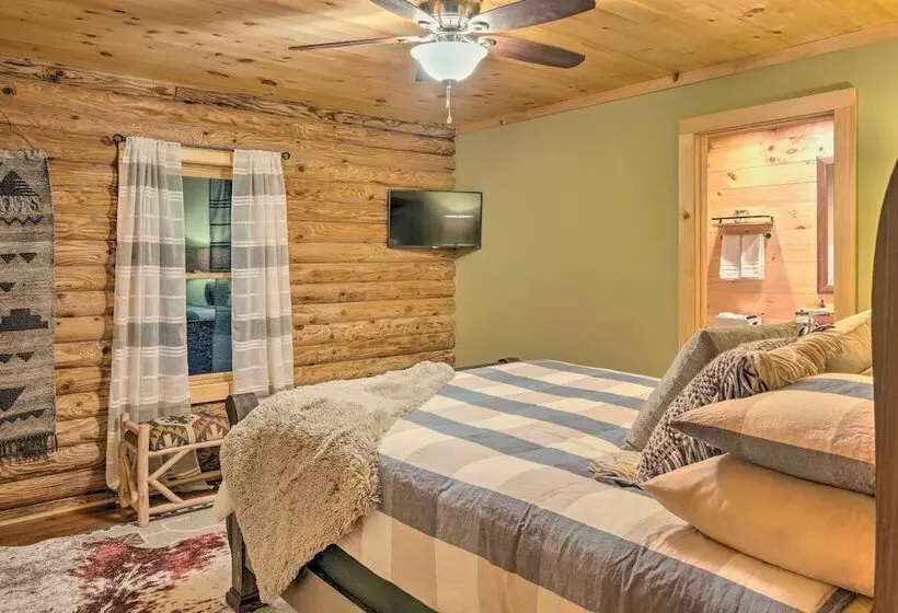 Hendersonville Cabin W/ Deck & Mountain Views