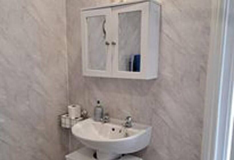 Immaculate 2 Bed Cottage   Free Wifi