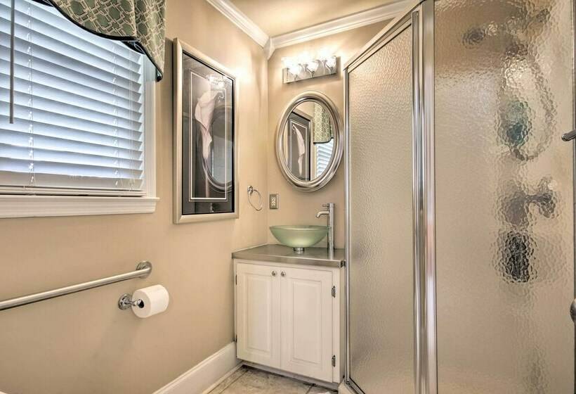 Lakefront Oasis With Deck & Outdoor Kitchen!