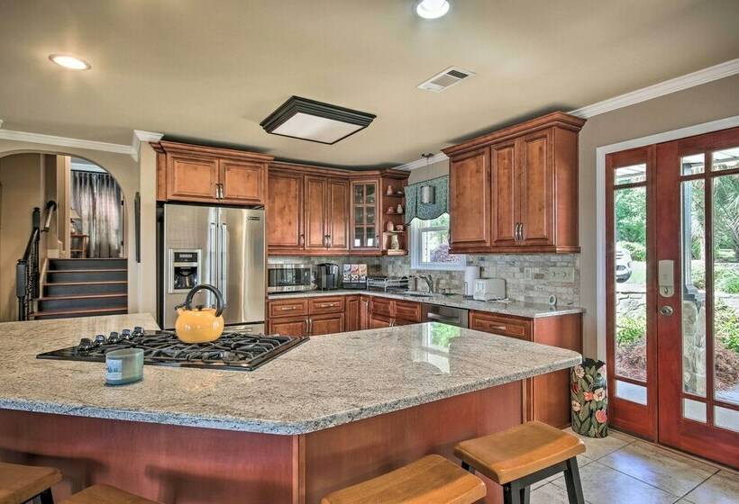 Lakefront Oasis With Deck & Outdoor Kitchen!