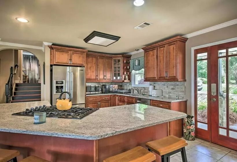 Lakefront Oasis With Deck & Outdoor Kitchen!