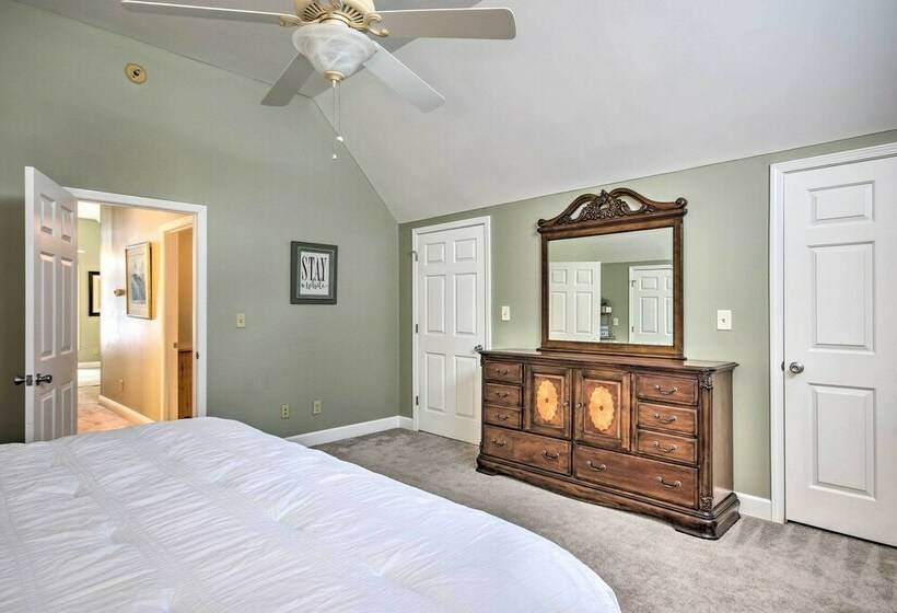 Lakefront Oasis With Deck & Outdoor Kitchen!