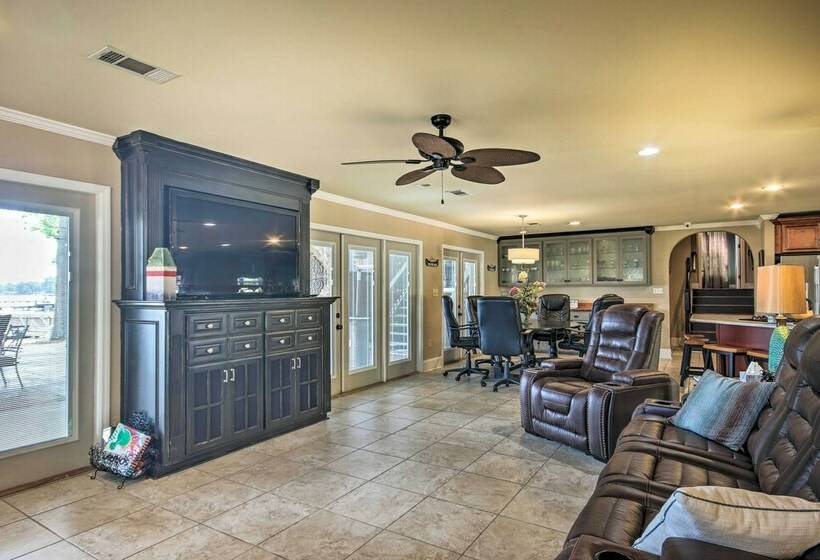 Lakefront Oasis With Deck & Outdoor Kitchen!