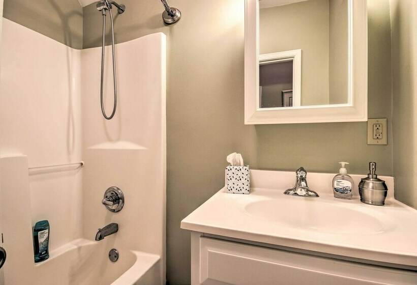 Lakefront Oasis With Deck & Outdoor Kitchen!