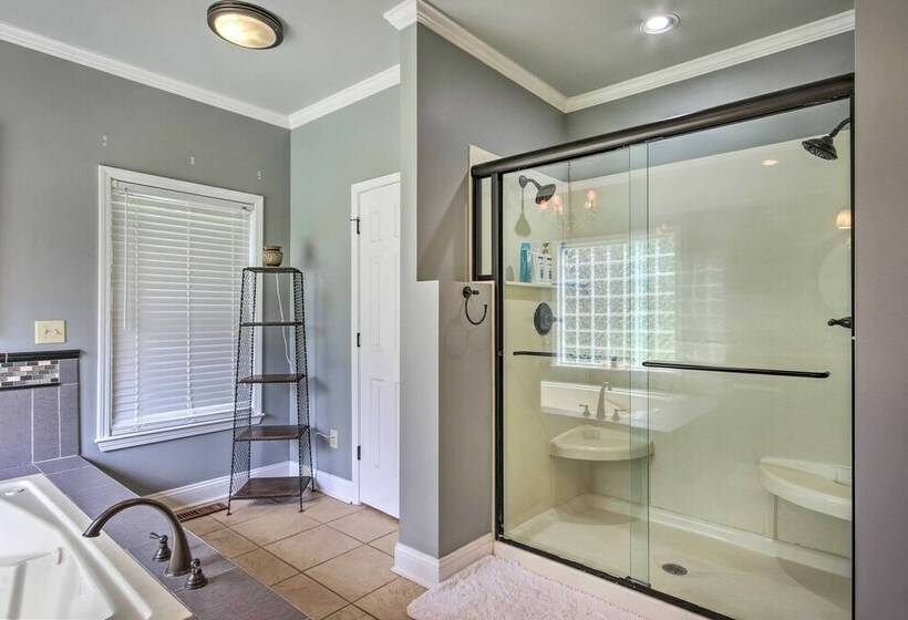 Lakefront Oasis With Deck & Outdoor Kitchen!