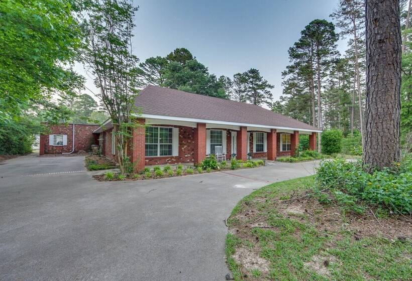 Lovely Hawkins Home W/ Patio & Hangar Garage!