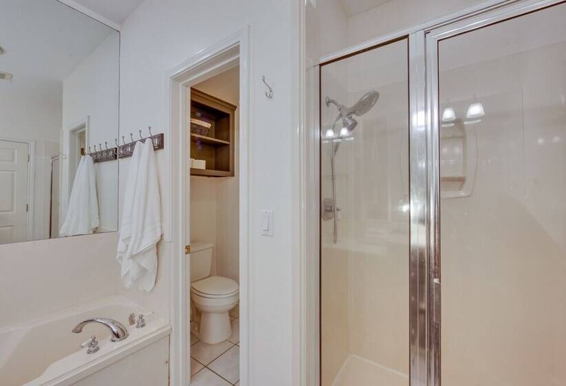 Lovely Hawkins Home W/ Patio & Hangar Garage!