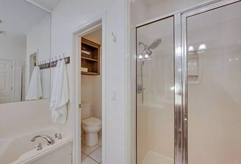 Lovely Hawkins Home W/ Patio & Hangar Garage!