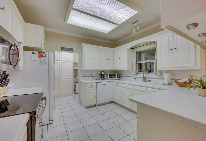 Lovely Hawkins Home W/ Patio & Hangar Garage!