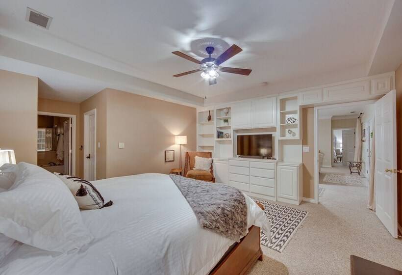 Lovely Hawkins Home W/ Patio & Hangar Garage!