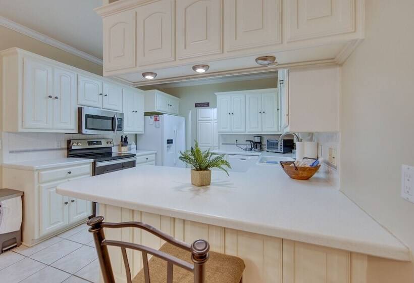 Lovely Hawkins Home W/ Patio & Hangar Garage!