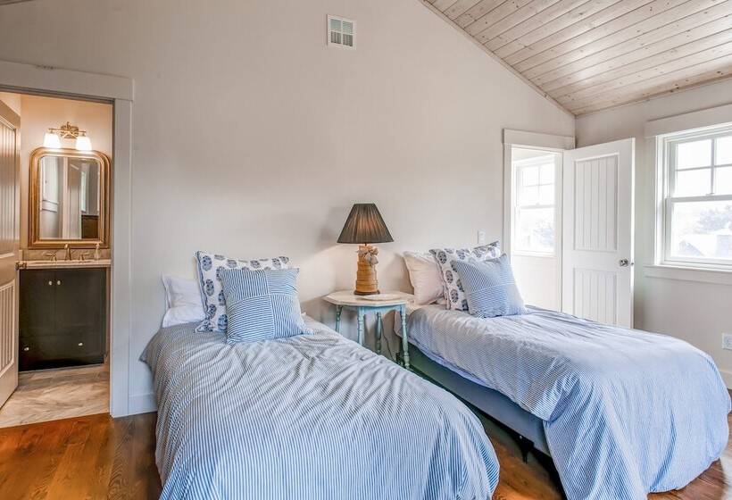 Modern Gearhart Getaway, Walk To Beach & Downtown!