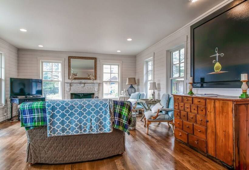 Modern Gearhart Getaway, Walk To Beach & Downtown!