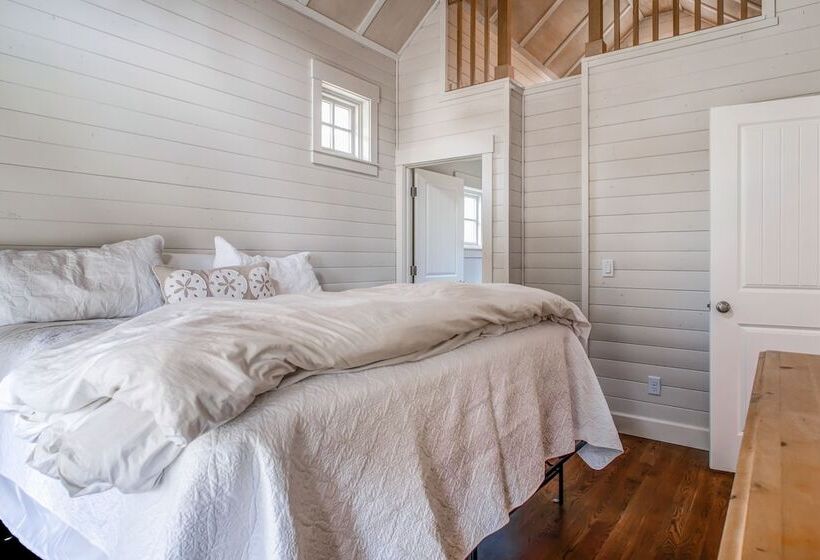 Modern Gearhart Getaway, Walk To Beach & Downtown!