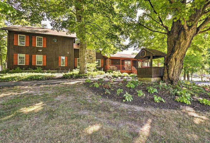 Petfriendly Woodbury Cottage W/ Fire Pit & Pool!