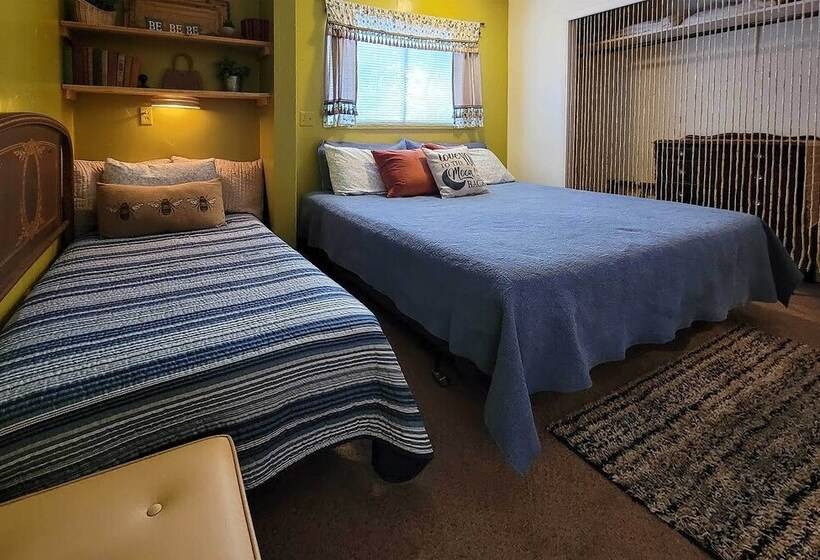 Quaint & Cozy Cottage: 3 Mi To Palisade Wineries!