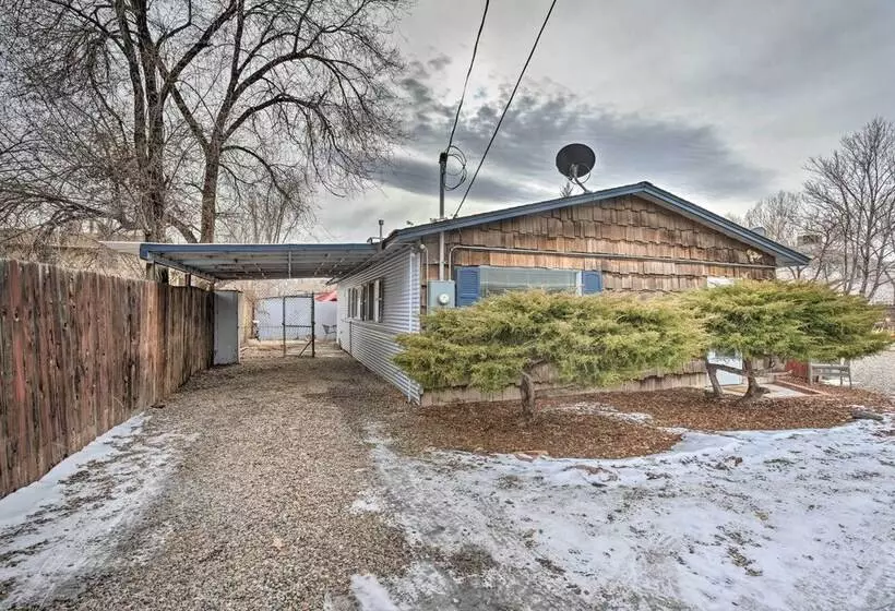 Quaint & Cozy Cottage: 3 Mi To Palisade Wineries!