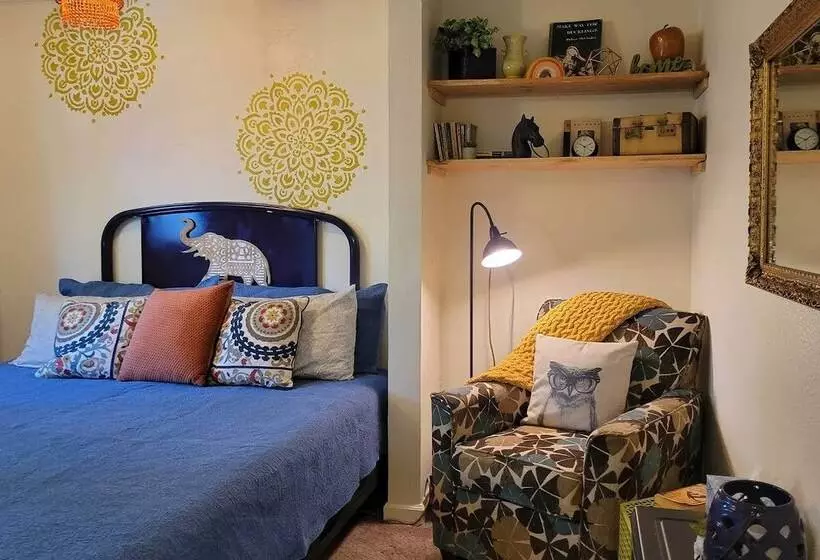 Quaint & Cozy Cottage: 3 Mi To Palisade Wineries!