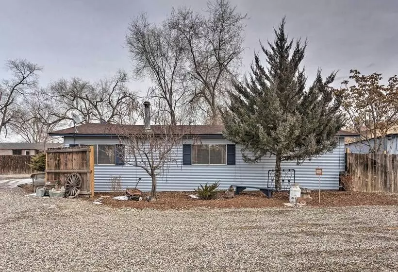 Quaint & Cozy Cottage: 3 Mi To Palisade Wineries!