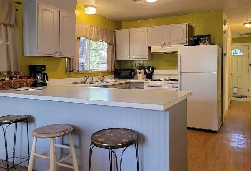 Quaint & Cozy Cottage: 3 Mi To Palisade Wineries!