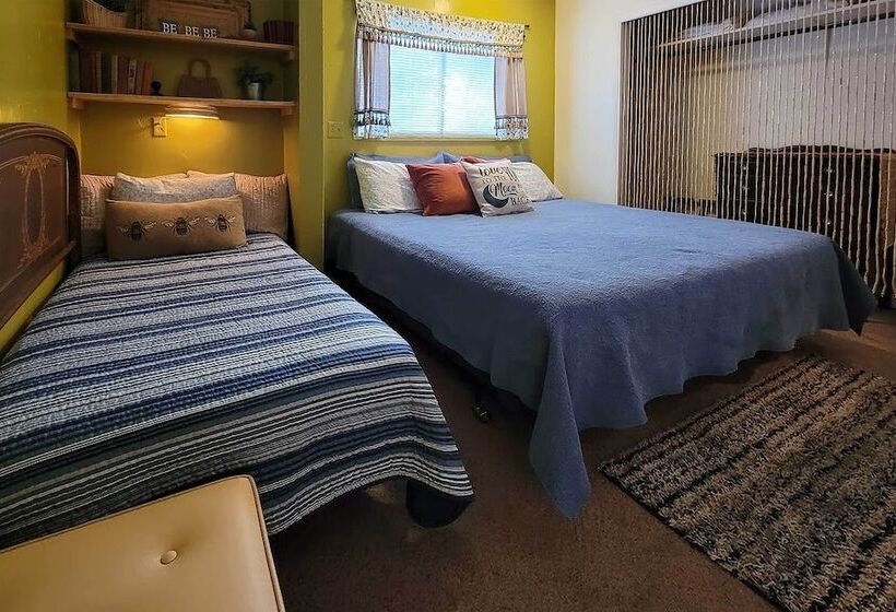 Quaint & Cozy Cottage: 3 Mi To Palisade Wineries!