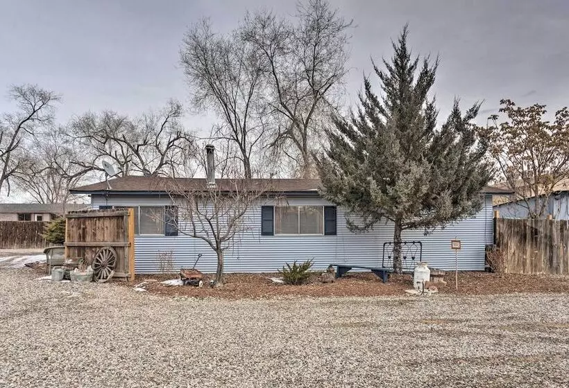 Quaint & Cozy Cottage: 3 Mi To Palisade Wineries!