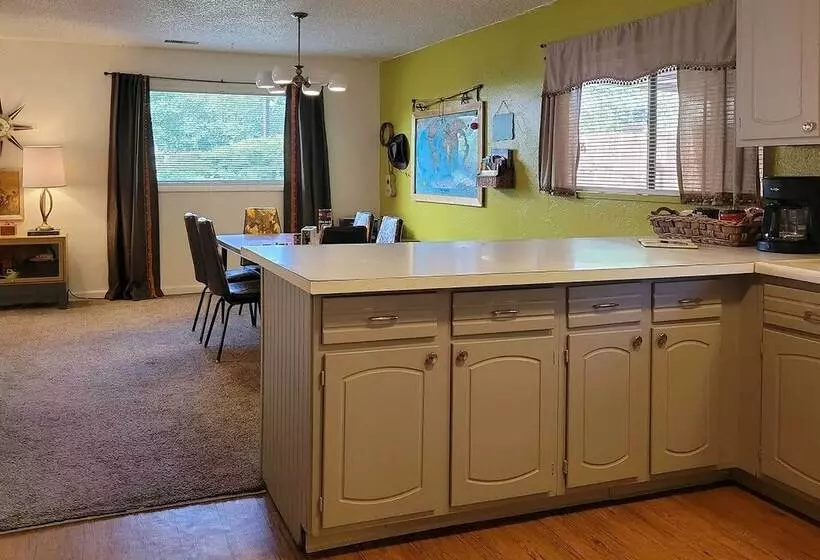 Quaint & Cozy Cottage: 3 Mi To Palisade Wineries!