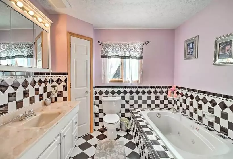 Spacious Long Pond Home Near Camelback Mtn Resort!
