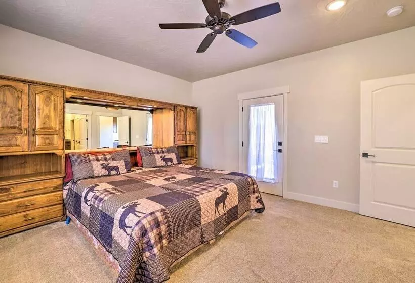 Stunning Adobe Home Overlooking Silver Reef