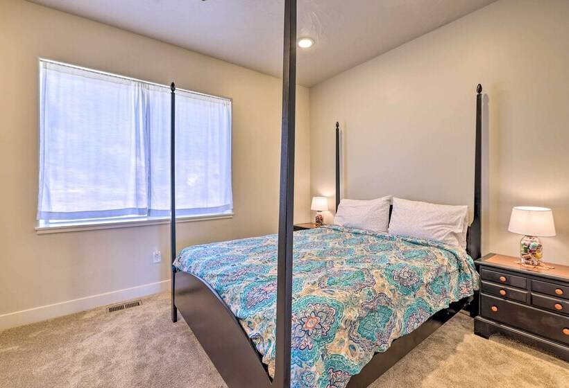 Stunning Adobe Home Overlooking Silver Reef