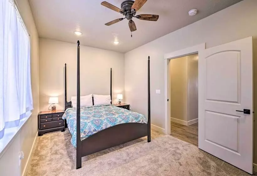 Stunning Adobe Home Overlooking Silver Reef