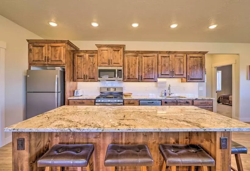 Stunning Adobe Home Overlooking Silver Reef